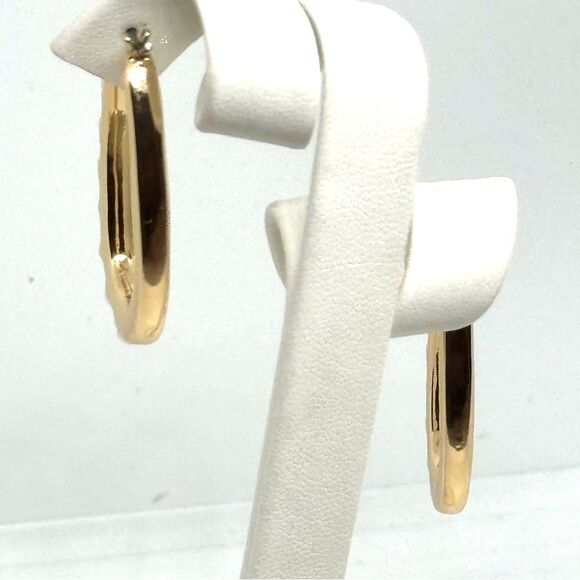 ISAAC MIZRAHI Gold Tone Pearl Oval Hoop Earrings - Picture 7 of 7